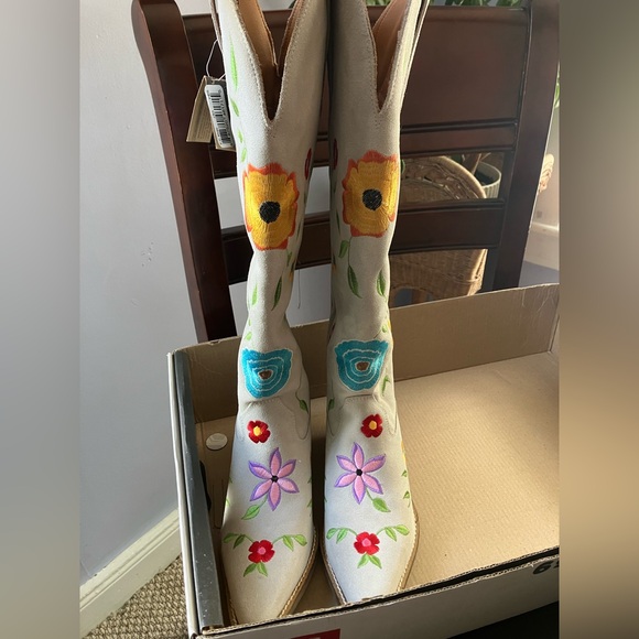 Dingo Floral Cowboy Boots - Picture 7 of 10